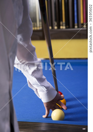 Play billiards on the pool table. 040 Play billiards on the pool table. 040 36595602