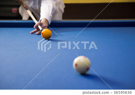Play billiards on the pool table. 053 36595636