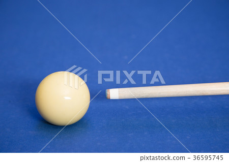 Play billiards on the pool table. 042 36595745