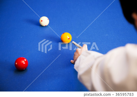 Play billiards on the pool table. 069 Play billiards on the pool table. 069 36595783
