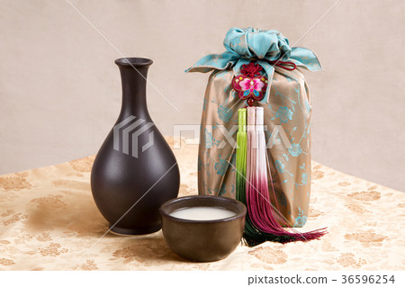 the Korean traditional drinks - rice wine, Makgeolli and others. 024 36596254
