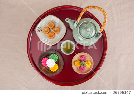 the Korean traditional drinks - rice wine, Makgeolli and others. 105 36596347