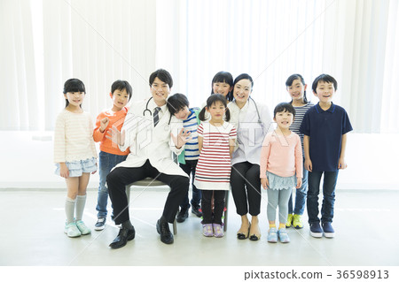 Primary school child 36598913