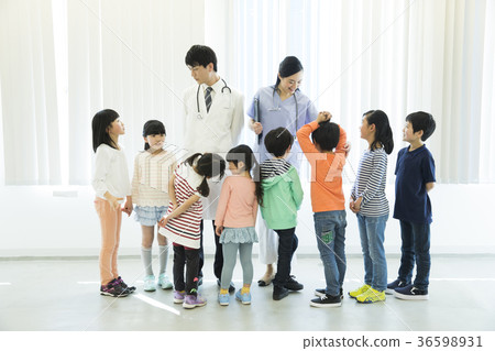 Primary school child 36598931