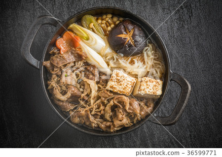 和牛牛肉牡蠣美味的壽喜燒日本料理 和牛牛肉牡蠣美味的壽喜燒日本料理 36599771