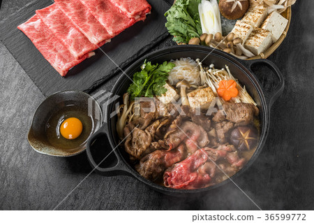 和牛牛肉牡蠣美味的壽喜燒日本料理 和牛牛肉牡蠣美味的壽喜燒日本料理 36599772