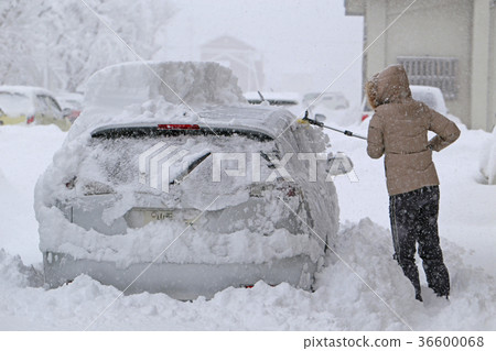 Snow removal of car 36600068