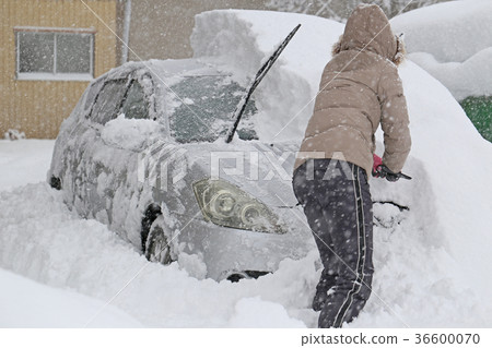 Snow removal of car 36600070