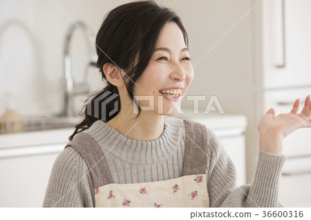 Middle-aged female 36600316