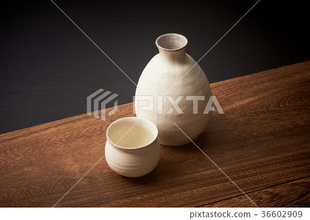 酒和清酒杯 36602909