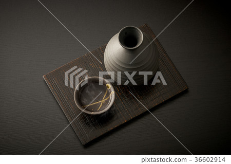 酒和清酒杯 36602914