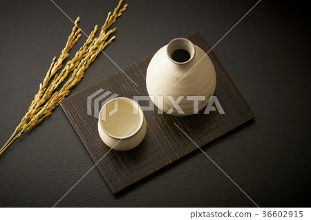 酒和清酒杯 36602915