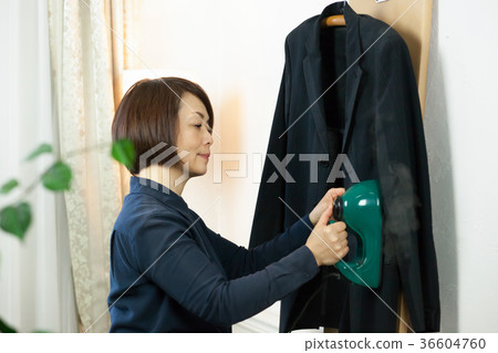  婦女做蒸汽熨燙 36604760