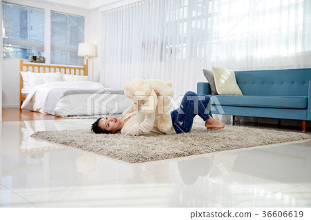 一個20多歲的年輕韓國女子，對娃娃很滿意 36606619