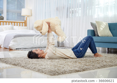 一個20多歲的年輕韓國女子，對娃娃很滿意 36606621