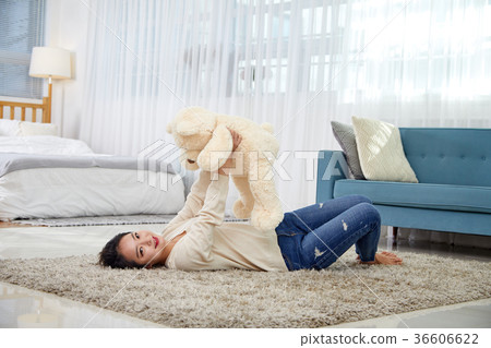 一個二十多歲的年輕韓國女子，對熊娃娃很滿意 36606622