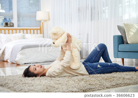 一個20多歲的年輕韓國女子，對娃娃很滿意 36606623