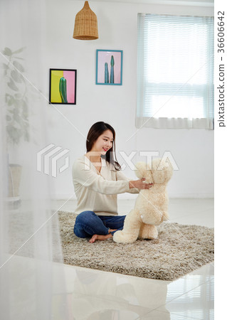一個20多歲的年輕韓國女子,對娃娃很滿意 一個20多歲的年輕韓國女子,對娃娃很滿意 36606642