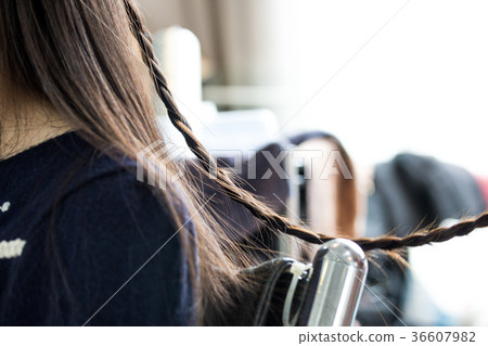 美女剪頭髮 美女剪頭髮 36607982