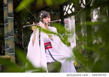 古裝美女演奏笛子 36609540