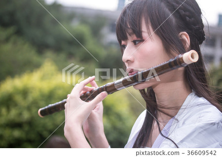 古裝美女演奏笛子 36609542