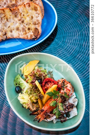 Grilled shrimp salad with mango, tomato, balsamic 36610772