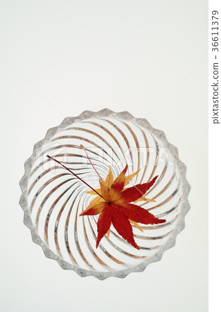 Autumn leaves floating in the bowl 36611379