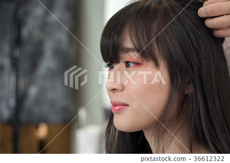 美女做髮型 36612322