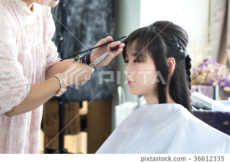 美女剪頭髮 美女剪頭髮 36612335