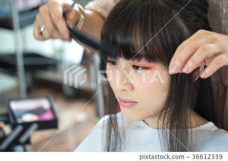 美女剪頭髮 36612339