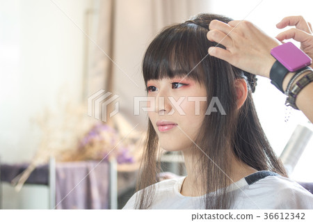 美女剪頭髮 美女剪頭髮 36612342