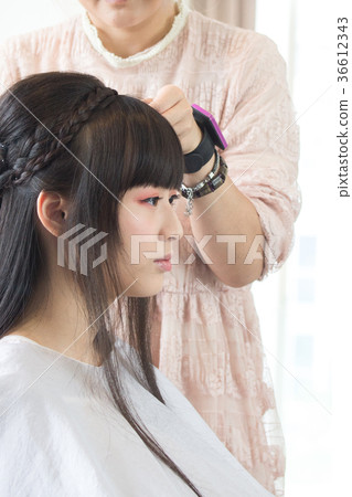 美女剪頭髮 36612343