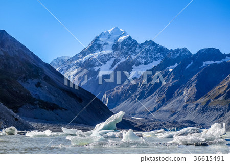 Hooker lake in Aoraki Mount Cook, New Zealand 36615491
