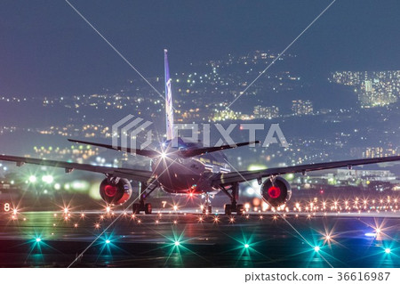 起飛機在晚上2伊丹機場Senrigawa泰特Briquette噴氣機 36616987