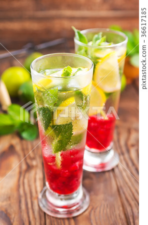 fresh drink and limes 36617185