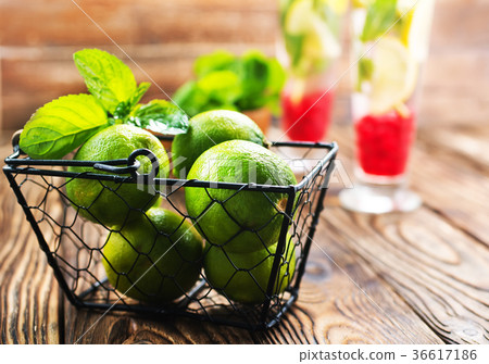 fresh drink and limes 36617186