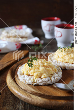 Scrambled eggs with sour cream on rice breads 36617289