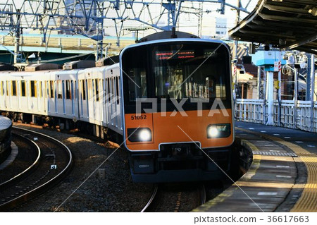 在地麵線上運行的地鐵和半藏門線 36617663