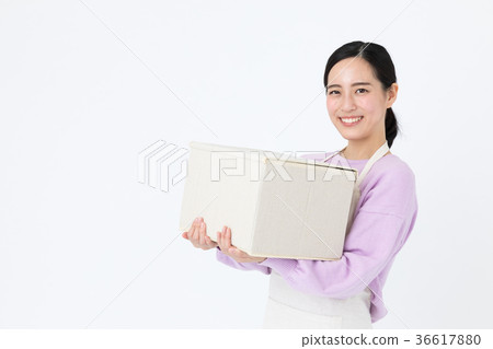 有紙板白色後面圖像的婦女 36617880