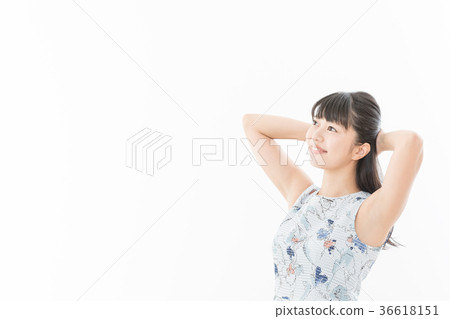 年輕女子側面脫毛舒展 年輕女子側面脫毛舒展 36618151