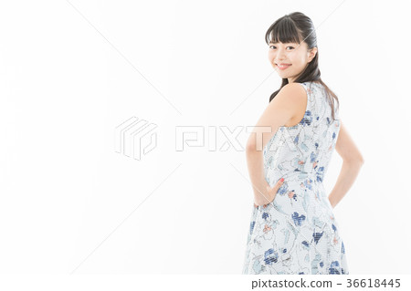 年輕女人回頭看 年輕女人回頭看 36618445