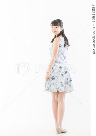 Young woman 36618887