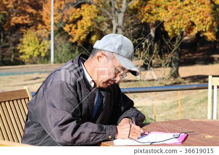 填寫調查表的老年人在公園 填寫調查表的老年人在公園 36619015