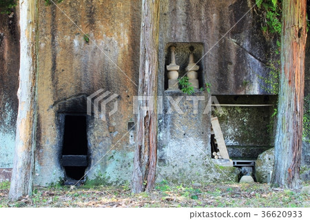 Tsuji river's stone bath 36620933