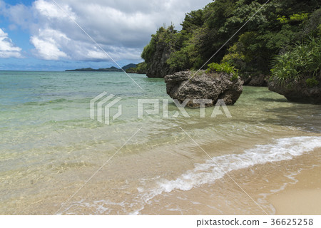 The beach ahead of Savichi Cave (Ishigaki Island) The beach ahead of Savichi Cave (Ishigaki Island) 36625258