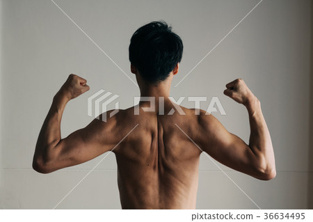 做二頭肌的年輕日本人 照片素材 圖片 圖庫