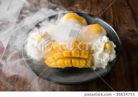 Thai style mango Ice Cream Set and dry ice 36634755