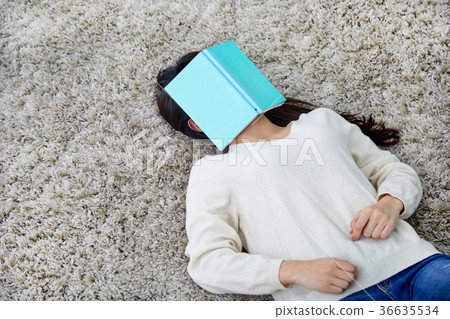 Daily routines, lifestyles, reading of young women in their twenties sleeping on the carpet Daily routines, lifestyles, reading of young women in their twenties sleeping on the carpet 36635534