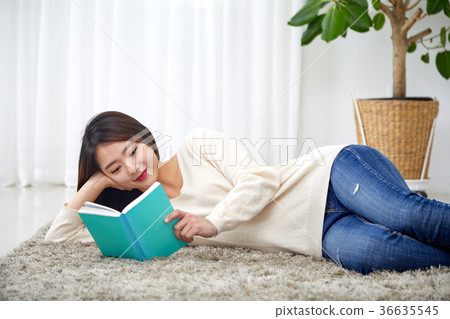 日常生活,生活故事工作,閱讀一名躺在地毯上正在閱讀的年輕女子 日常生活,生活故事工作,閱讀一名躺在地毯上正在閱讀的年輕女子 36635545