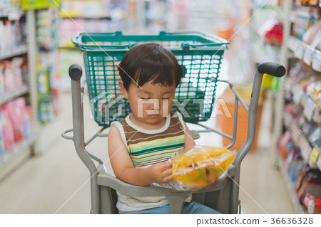 younger, shopping cart, 3 years old 36636328